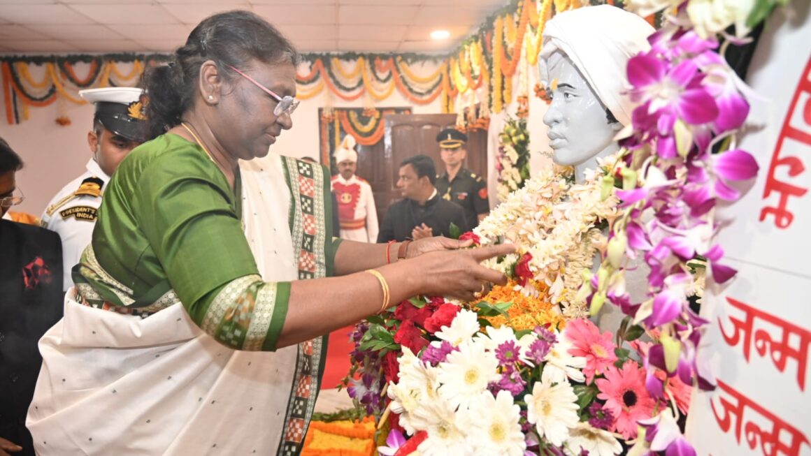 राष्ट्रपति द्रौपदी मुर्मू ने भगवान बिरसा मुंडा की प्रतिमा पर किया माल्यार्पण