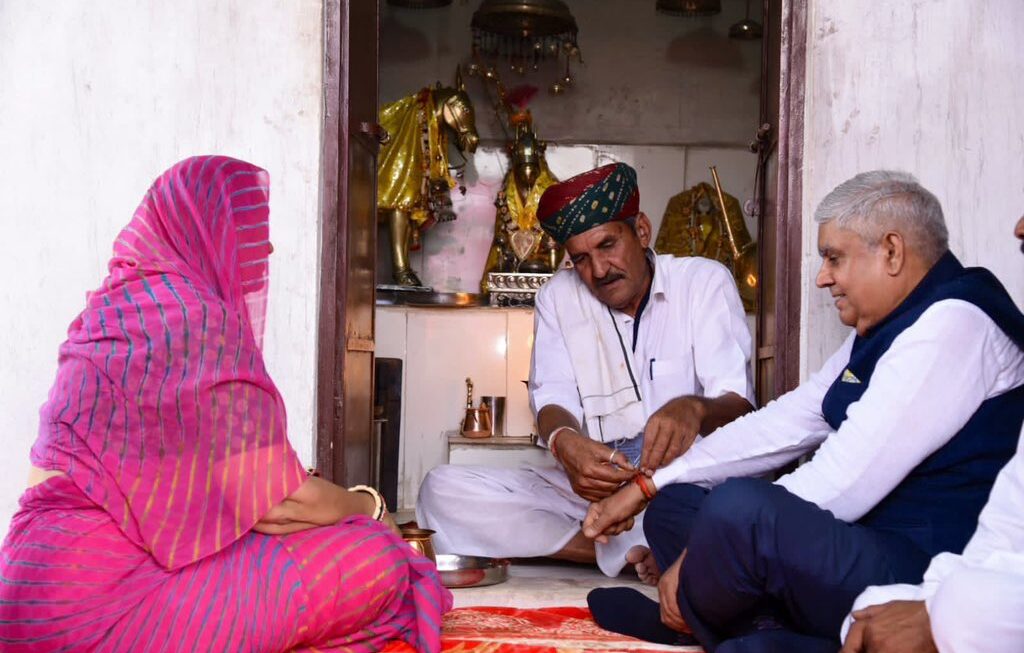 उपराष्ट्रपति धनखड़ धनखड़ ने पत्नी संग खरनाल में वीर तेजाजी मंदिर के किए दर्शन