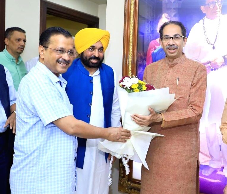 मुख्यमंत्री केजरीवाल और भगवंत मान ने उद्धव ठाकरे से की मुलाकात