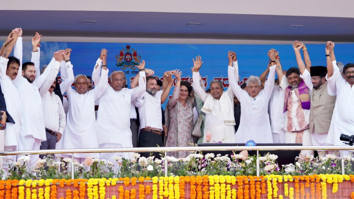 कर्नाटक: सरकार के शपथ ग्रहण में एक मंच पर दिखे विपक्ष के बड़े नेता, एकजुटता का संदेश देने की कोशिश