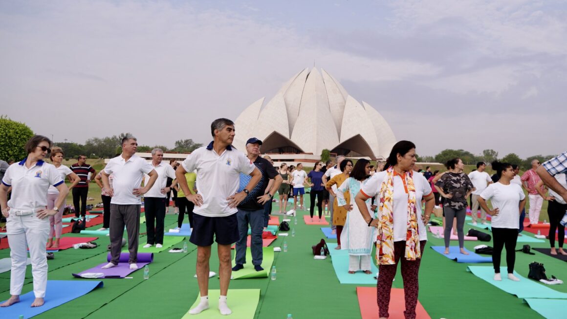 योग शांति और समृद्धि का संदेश फैलाने में सक्षम : मीनाक्षी लेखी