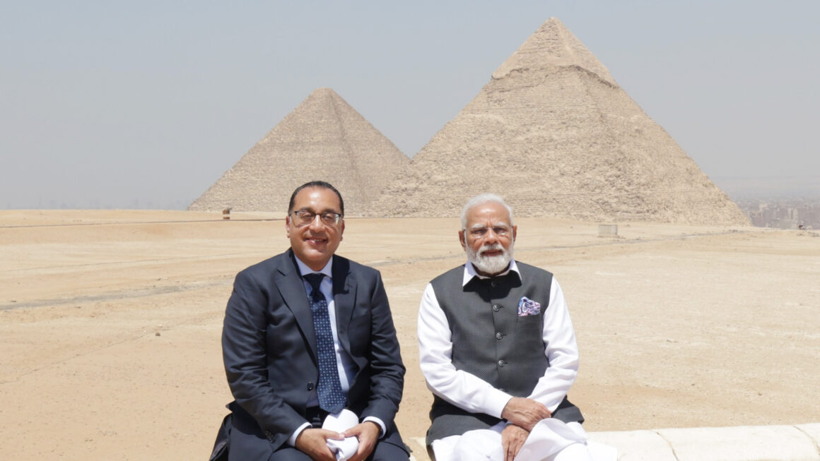 प्रधानमंत्री मोदी काहिरा में गीजा के पिरामिड देखने पहुंचे