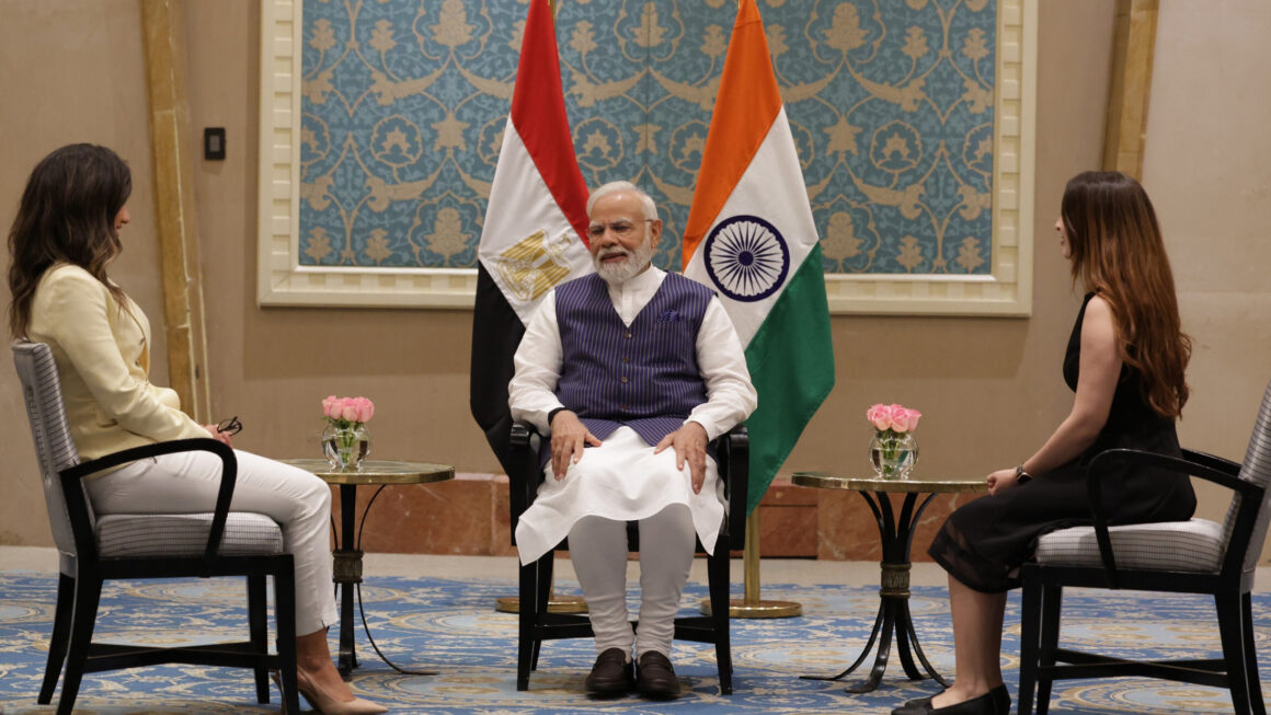 मिस्र में प्रधानमंत्री मोदी ने की योग गुरुओं से मुलाकात