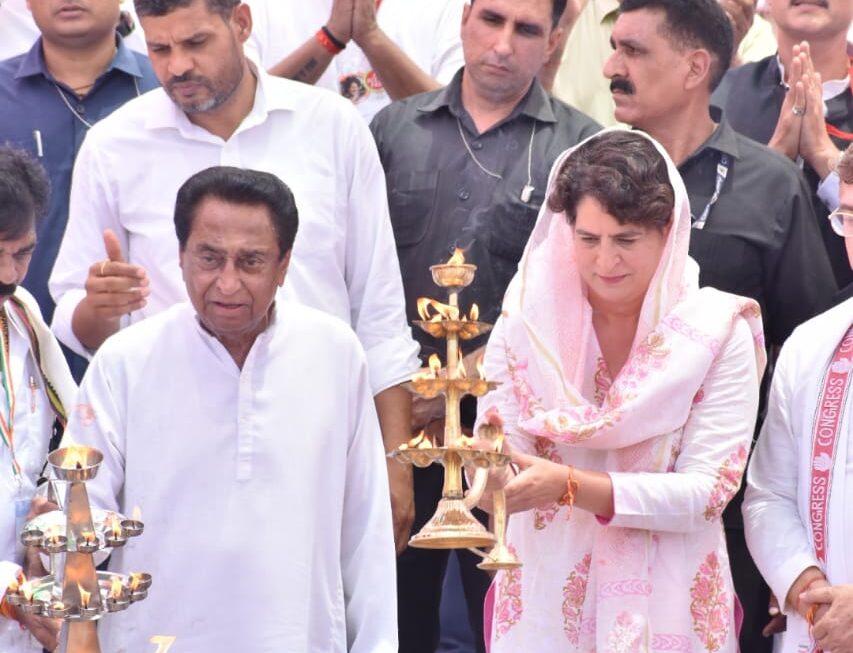 प्रियंका गांधी वाड्रा जबलपुर में, नर्मदा पूजन में हुईं शामिल