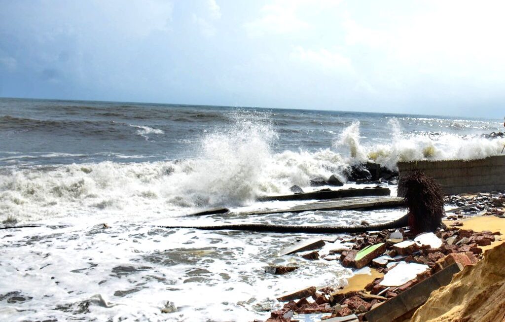 बिपरजॉय चक्रवात : गुजरात तट पर मूसलाधार बारिश के साथ समंदर में बवंडर शुरू