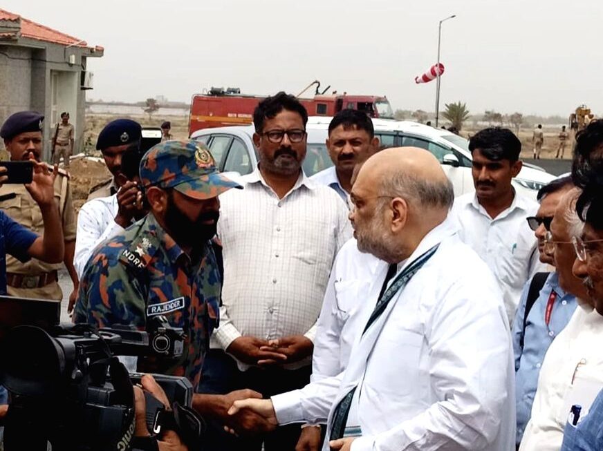 केन्द्रीय गृह मंत्री अमित शाह ने चक्रवात प्रभावित क्षेत्रों का किया हवाई निरीक्षण