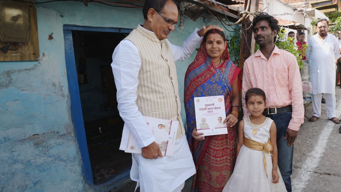 शिवराज ने ‘मुख्यमंत्री लाड़ली बहना योजना’ के स्वीकृति पत्र किए वितरित
