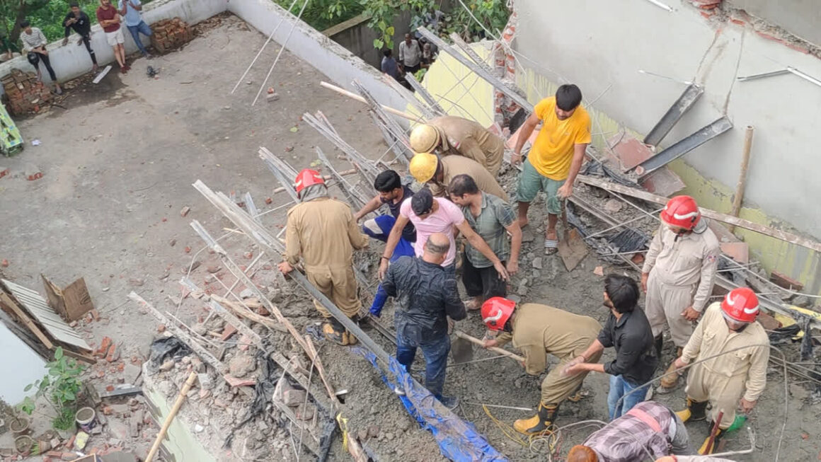 दिल्ली के अंबेडकर नगर में गिरा निर्माणाधीन इमारत का हिस्सा, पांच लोग दबे