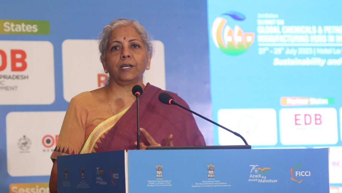 रसायन, पेट्रोरसायन क्षेत्र के लिए पीएलआई योजना पर विचार करेगी सरकार : सीतारमण