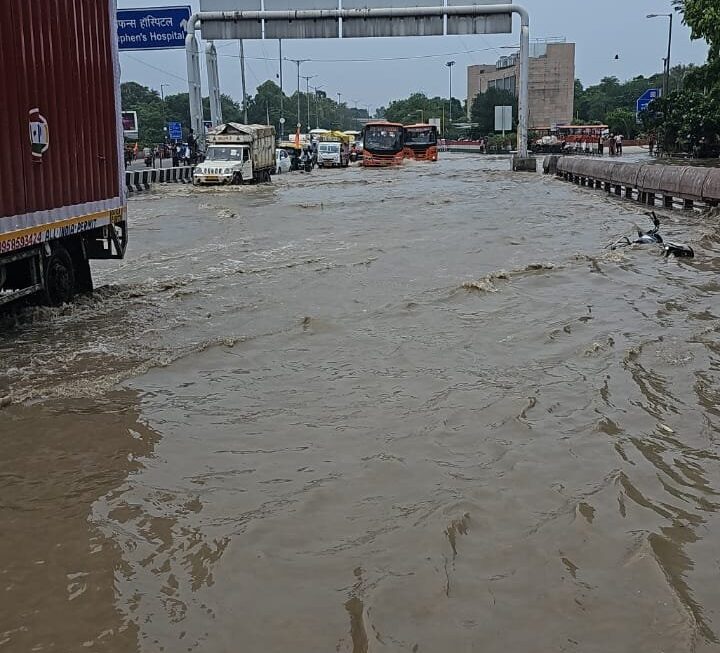 दिल्ली में यमुना का जलस्तर बढ़ने पर यातायात परामर्श जारी