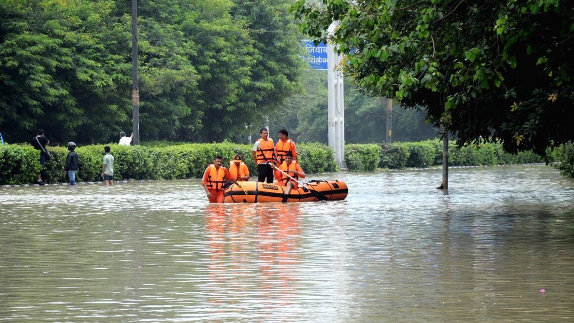 दिल्ली : यमुना नदी का पानी आईटीओ, राजघाट में घुसा