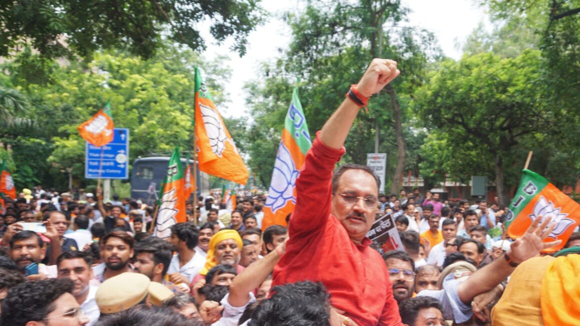 दिल्ली सरकार के खिलाफ भाजपा का विशाल प्रदर्शन