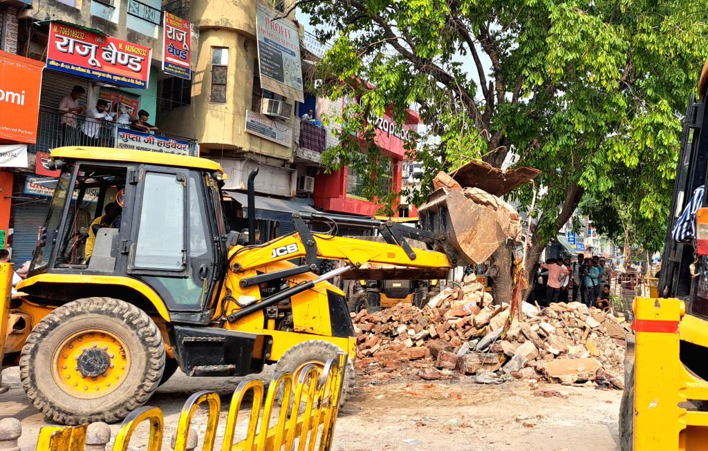 दिल्ली के भजनपुरा में फ्लाईओवर के लिए मंदिर और मज़ार हटाए गए