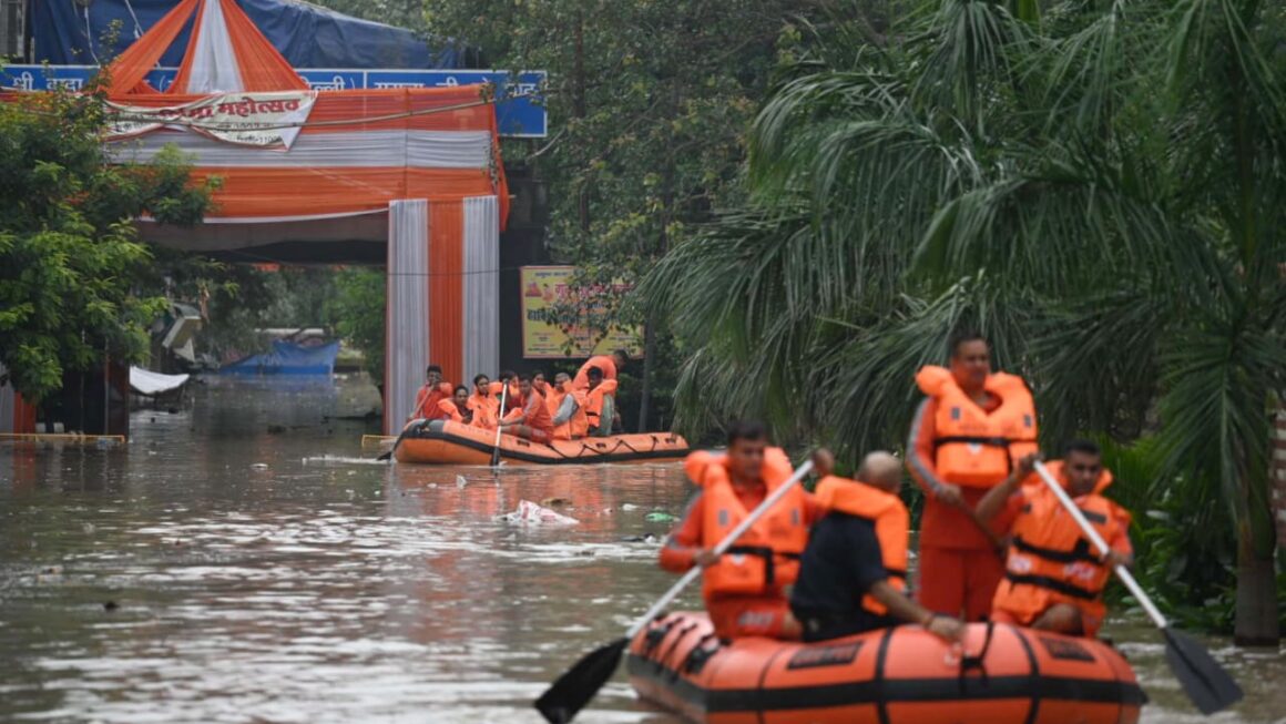 यमुना का जलस्तर बढ़ने के बाद दिल्ली सचिवालय में भरा पानी