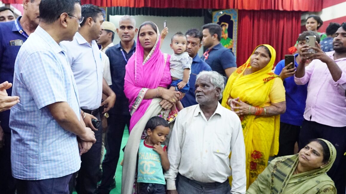सीएम केजरीवाल ने मोरीगेट राहत शिविर का लिया जायजा