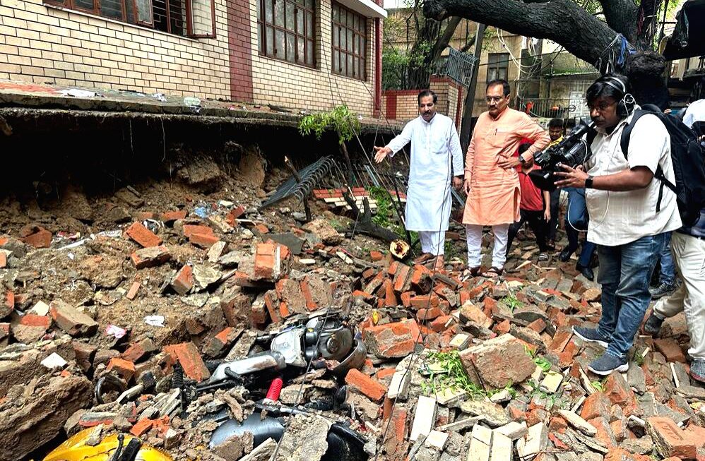 दिल्ली: श्रीनिवासपुरी में मूसलाधार बारिश से सरकारी स्कूल की दीवार ढही