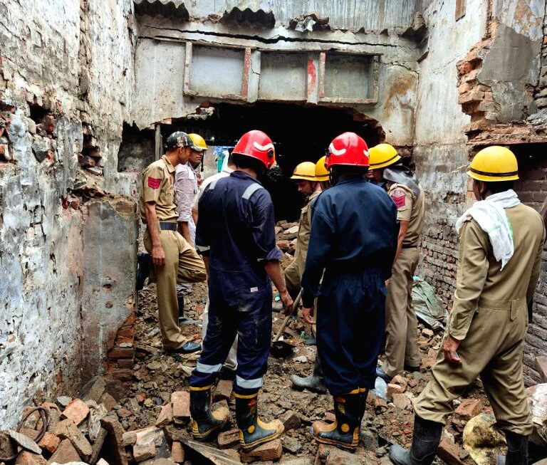 दिल्ली में बारिश से मकान गिरा, दो लोगों को बचाया गया