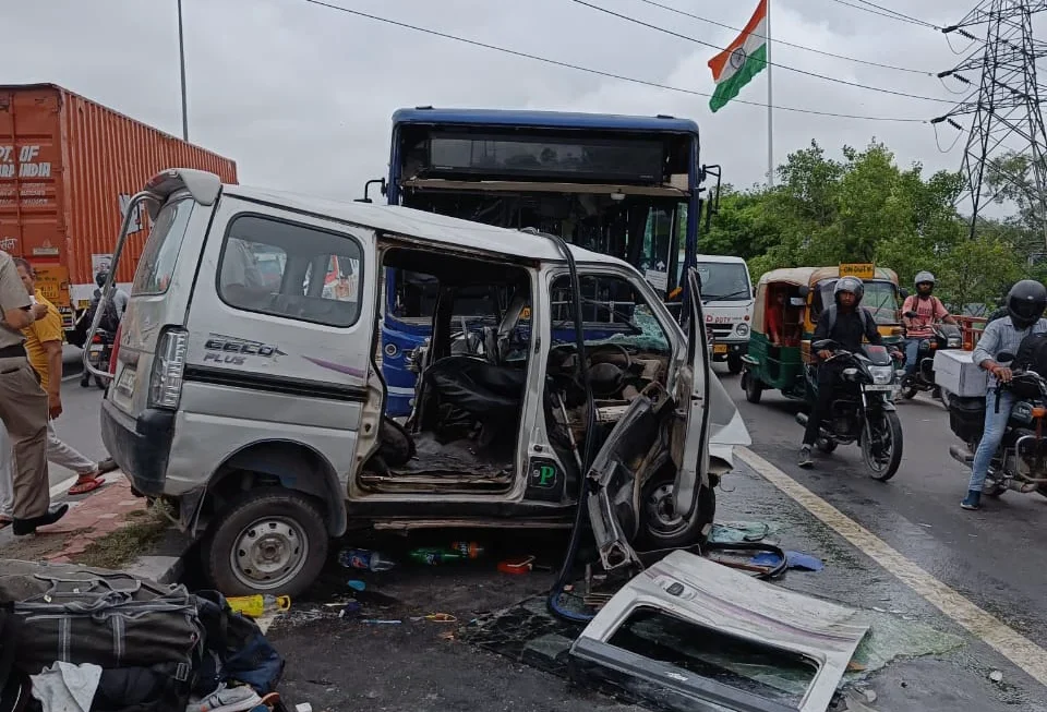 लोनी गोल चक्कर के पास डीटीसी बस से टकराई ईको वैन, तीन की मौत