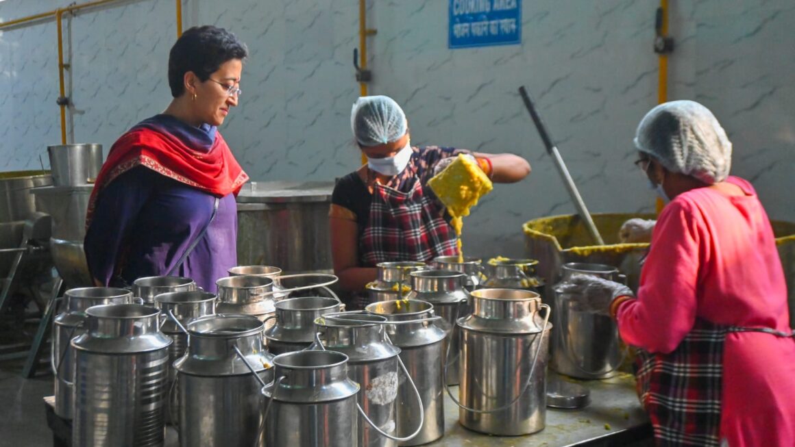 महिला एवं बाल विकास मंत्री ने किया आंगनवाडी किचन का निरीक्षण