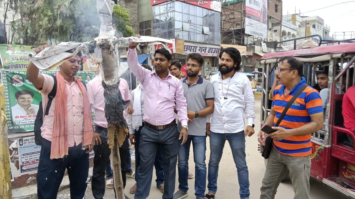 बिहार: संगीत शिक्षक बहाली संघर्ष समिति ने मुख्यमंत्री और शिक्षामंत्री का किया पुतला दहन