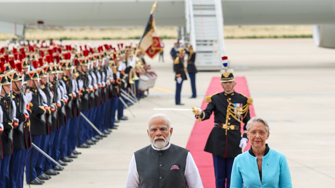 पेरिस पहुंचे मोदी, फ्रांस की प्रधानमंत्री एलिजाबेथ ने किया स्वागत