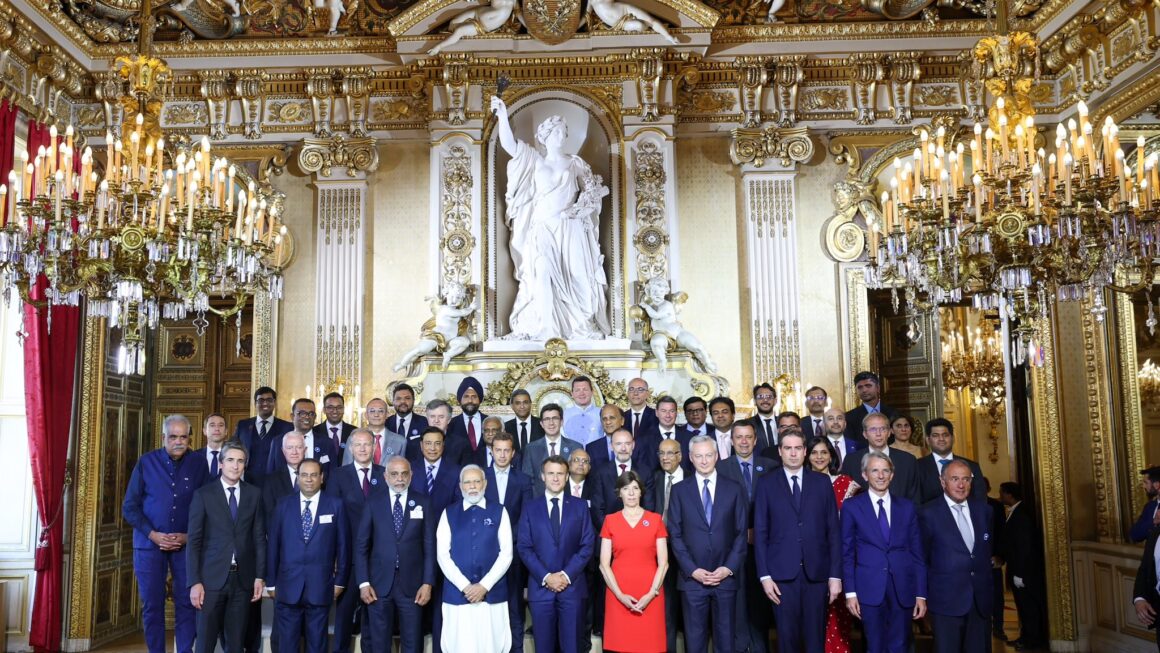 प्रधानमंत्री मोदी फ्रांस की यात्रा संपन्न कर संयुक्त अरब अमीरात के लिए रवाना