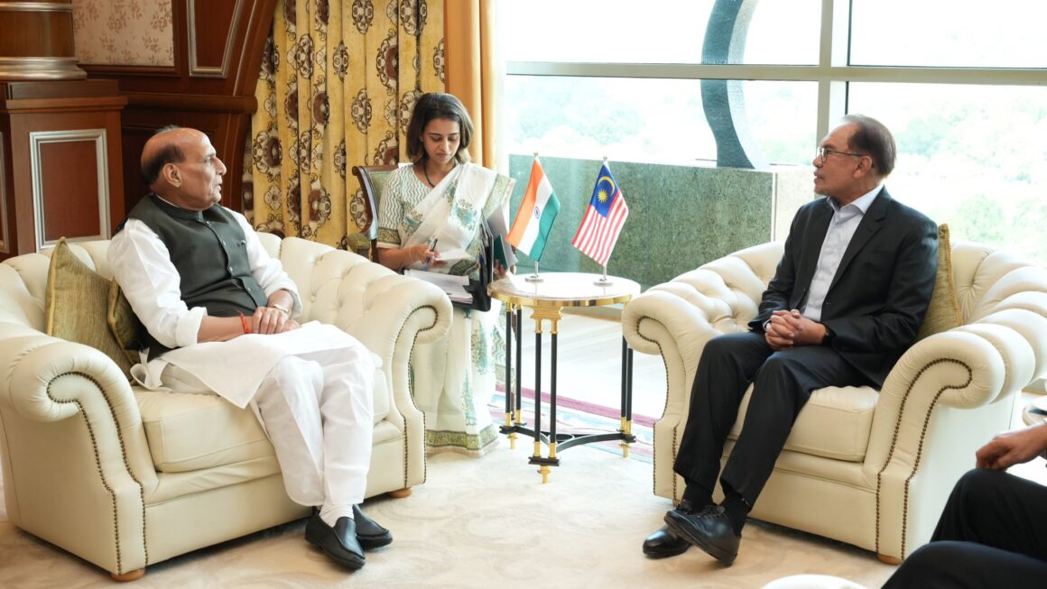मलेशिया के प्रधानमंत्री, विदेश मंत्री तथा रक्षा मंत्री से मिले राजनाथ