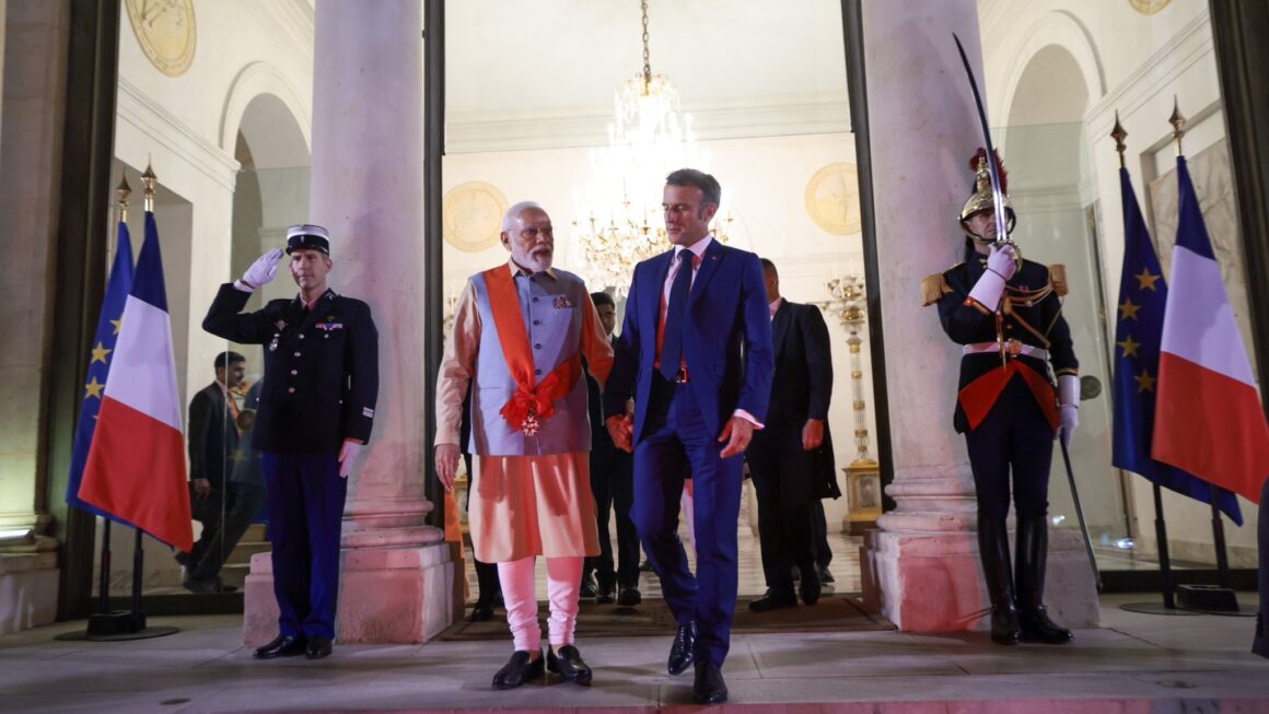 मोदी को मिला फ्रांस का सर्वोच्च सम्मान
