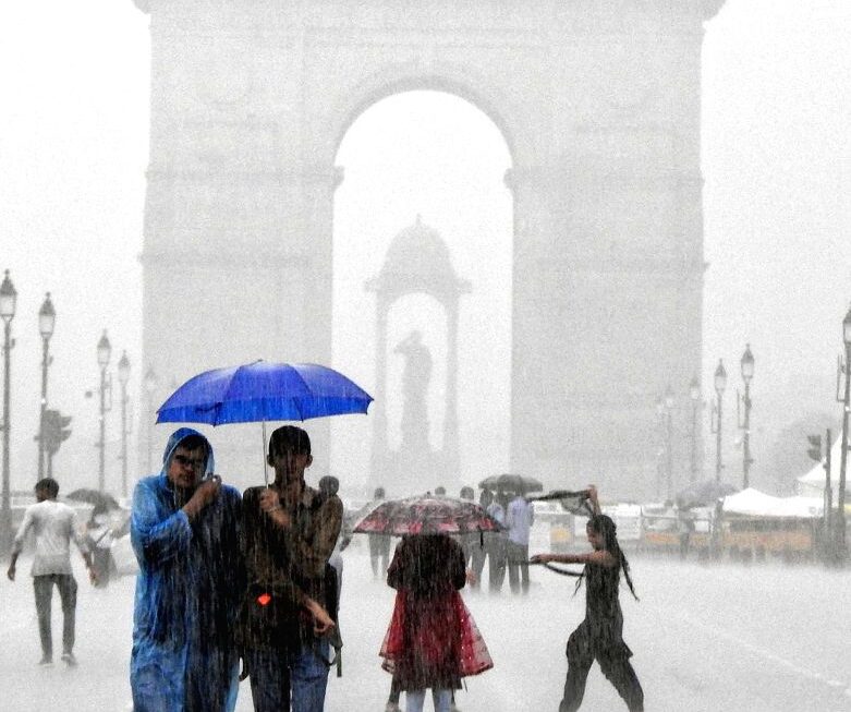 Delhi Rain: भारी बारिश के चलते केजरीवाल ने सरकारी अधिकारियों की रविवार की छुट्टी रद्द की