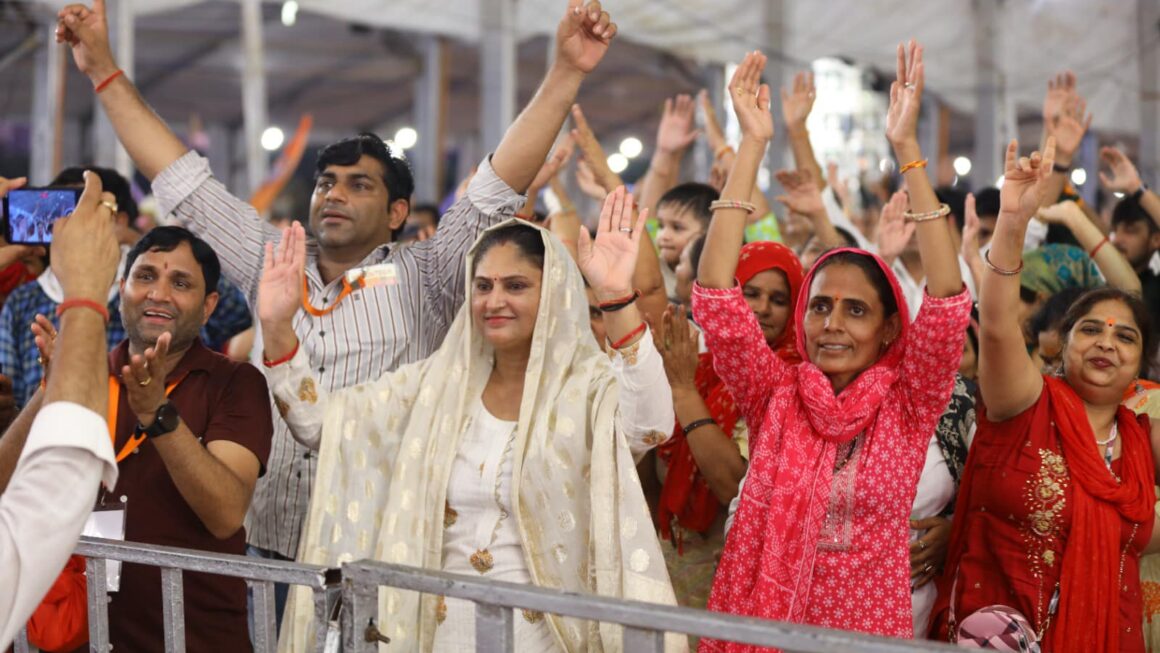 बाबा बागेश्वर टूटा बिहार का रिकार्ड, बाबा के दिव्य दरबार में पहुंचे 12 लाख से अधिक भक्त