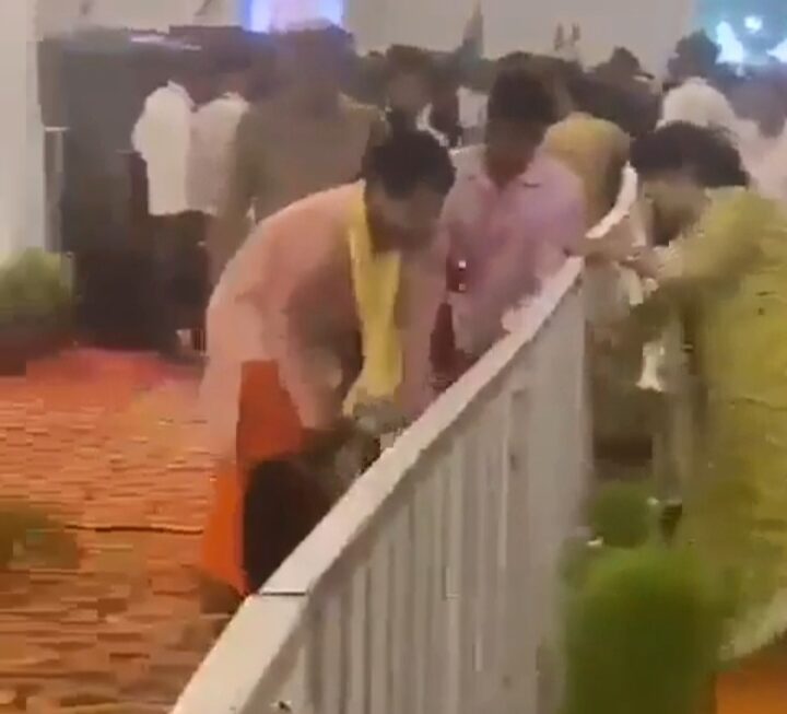 धीरेंद्र शास्त्री के कार्यक्रम में सेवादार ने महिला को उठा कर रेलिंग के पार फेंका, एफआईआर दर्ज