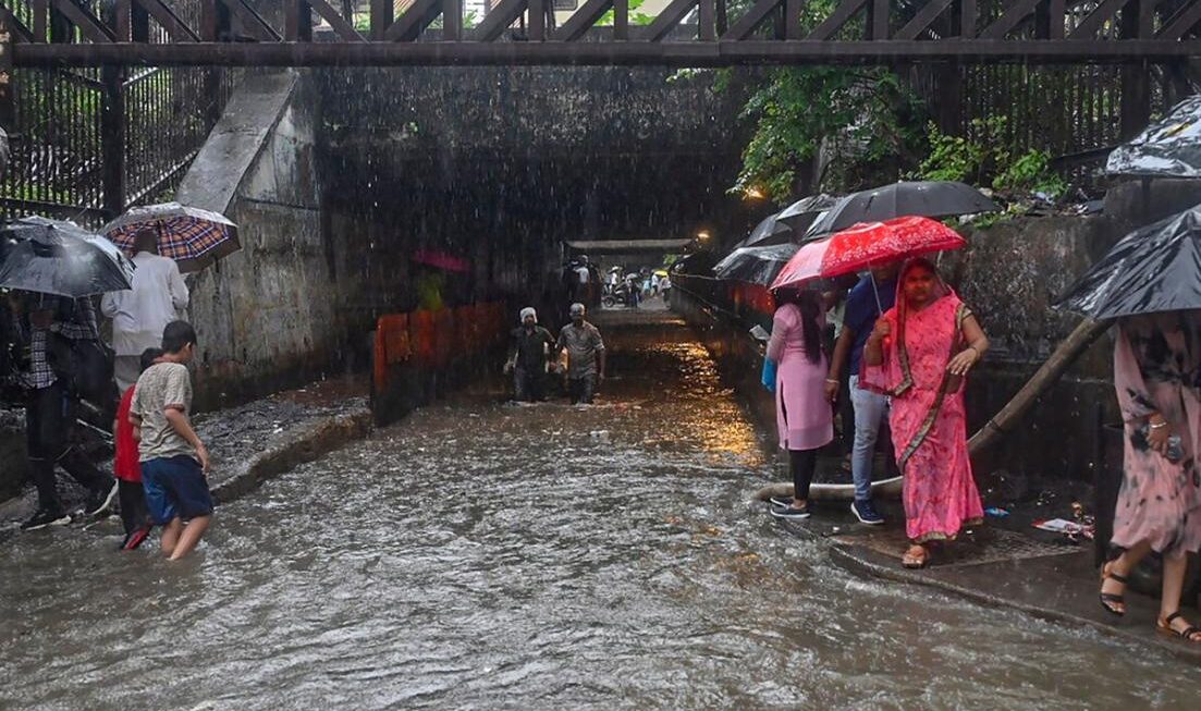 दिल्ली में बारिश के साथ हुई दिन की शुरुआत, न्यूनतम तापमान घटा
