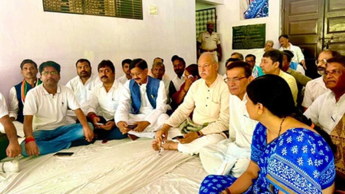 राहुल गांधी को अदालत से राहत नहीं मिलने पर बिहार कांग्रेस भड़की, धरने पर बैठे नेता