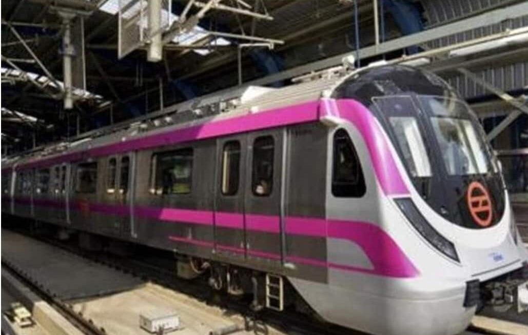 दिल्ली: युवक ने मेट्रो ट्रेन के आगे कूदकर जान दी