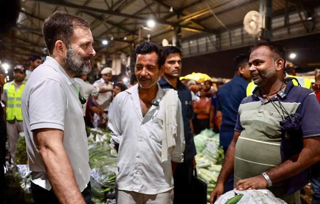 आजादपुर मंडी पहुंच राहुल गांधी ने पूछा तोरी और टमाटर के दाम, जाना व्यापारियों का हाल
