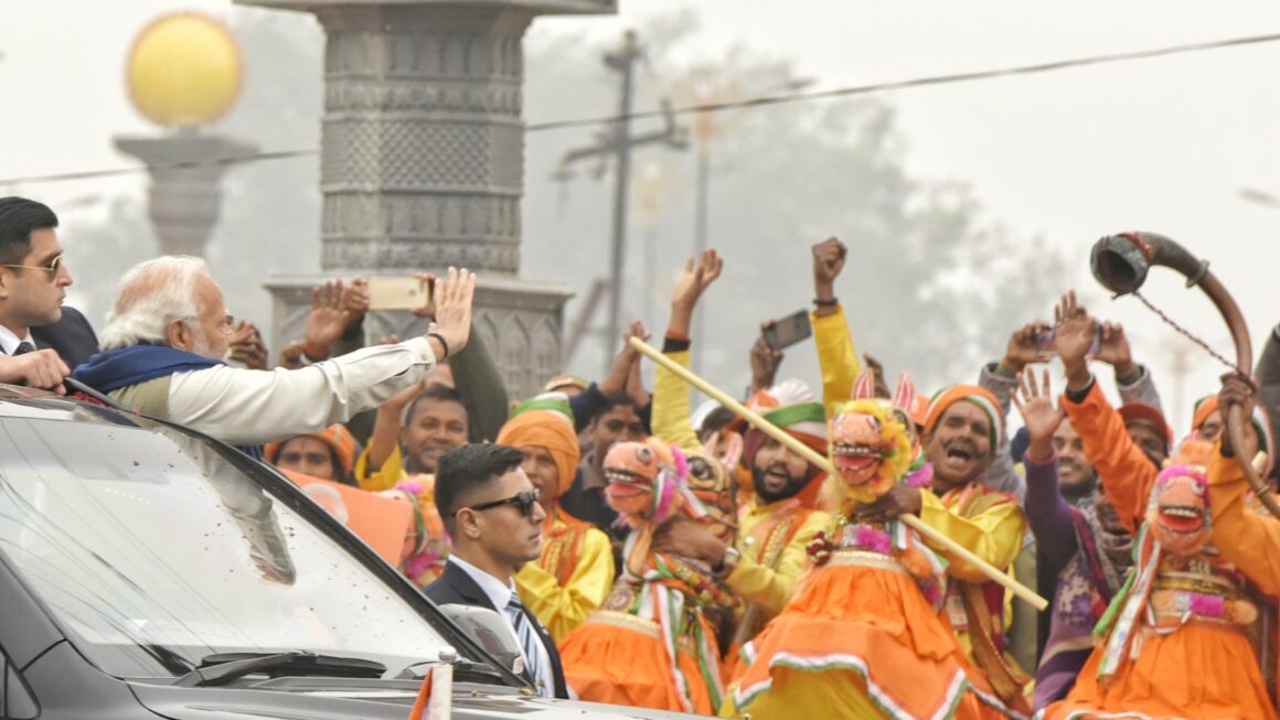 अयोध्या पहुंचे मोदी, फूल बरसा कर धर्मनगरी ने किया स्वागत