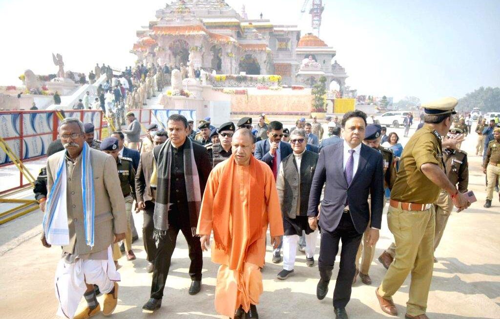 मुख्‍यमंत्री योगी आदित्‍यनाथ ने अयोध्‍या पहुंचकर रामलला और हनुमानगढ़ी के दर्शन-पूजन किये