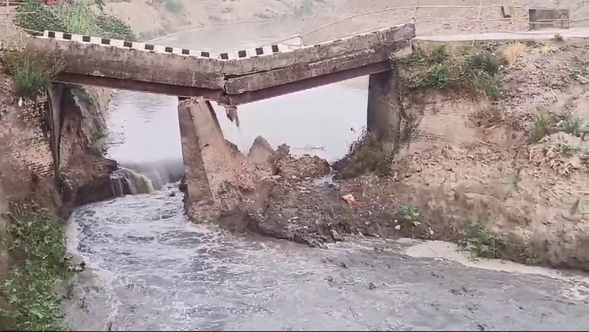 बिहार के सीवान जिले में गंडक नहर पर बना 30 फीट लंबा पुल गिरा
