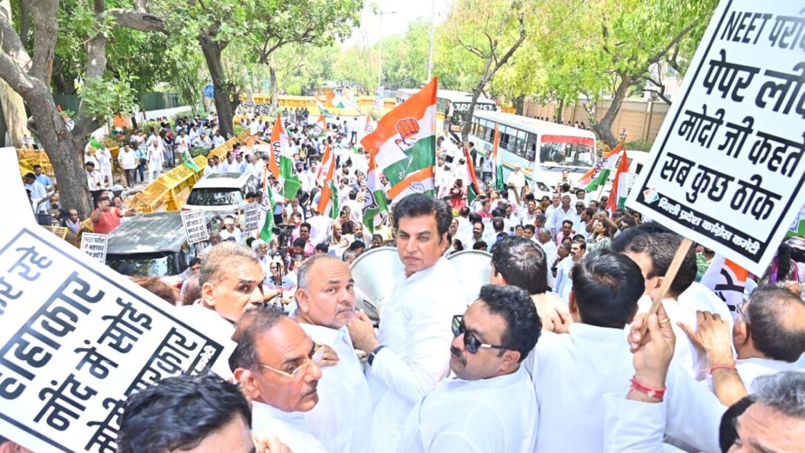 दिल्ली कांग्रेस ने नीट ‘पेपर लीक’ को लेकर भाजपा कार्यालय के बाहर प्रदर्शन किया