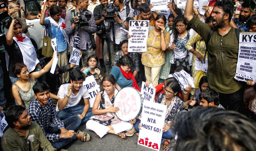 यूजीसी-नेट का एग्जाम कैंसिल होने से खफा छात्रों का दिल्ली की सड़कों पर जोरदार प्रदर्शन