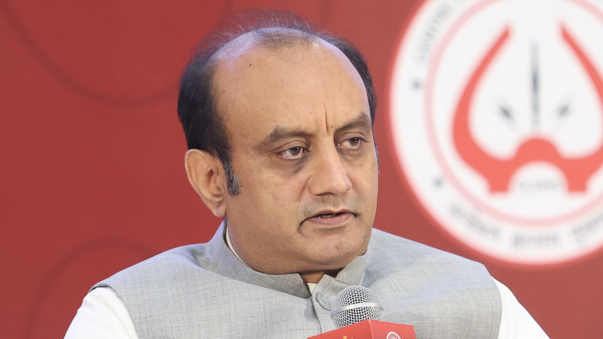 नई दिल्ली, 01 जनवरी: भाजपा सांसद सुधांशु त्रिवेदी ने बुधवार को आम आदमी पार्टी पर निशाना साधते हुए कहा कि आप मुखिया अरविंद केजरीवाल गिरगिट की तरह रंग बदलते हैं। वह जो कहते हैं उससे मुकर जाते हैं।