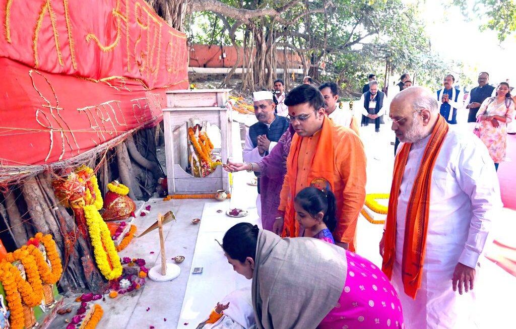 महाकुंभ में शाह ने लगायी पवित्र डुबकी, परिवार संग की पूजा अर्चना