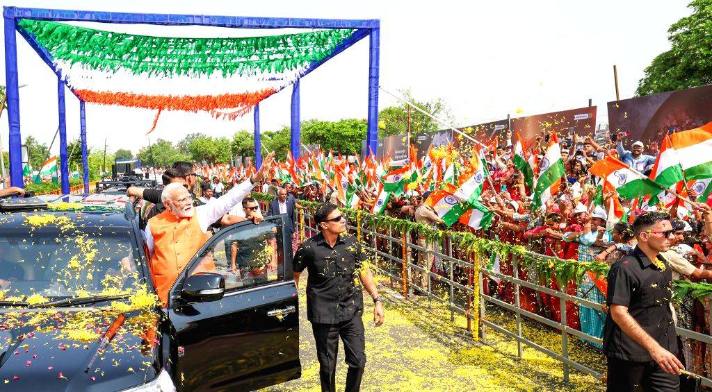 ‘ऑपरेशन सिंदूर’ के बाद पहली बार भुज में पीएम मोदी ने किया रोड शो, गांव-गांव से पहुंचे लोग