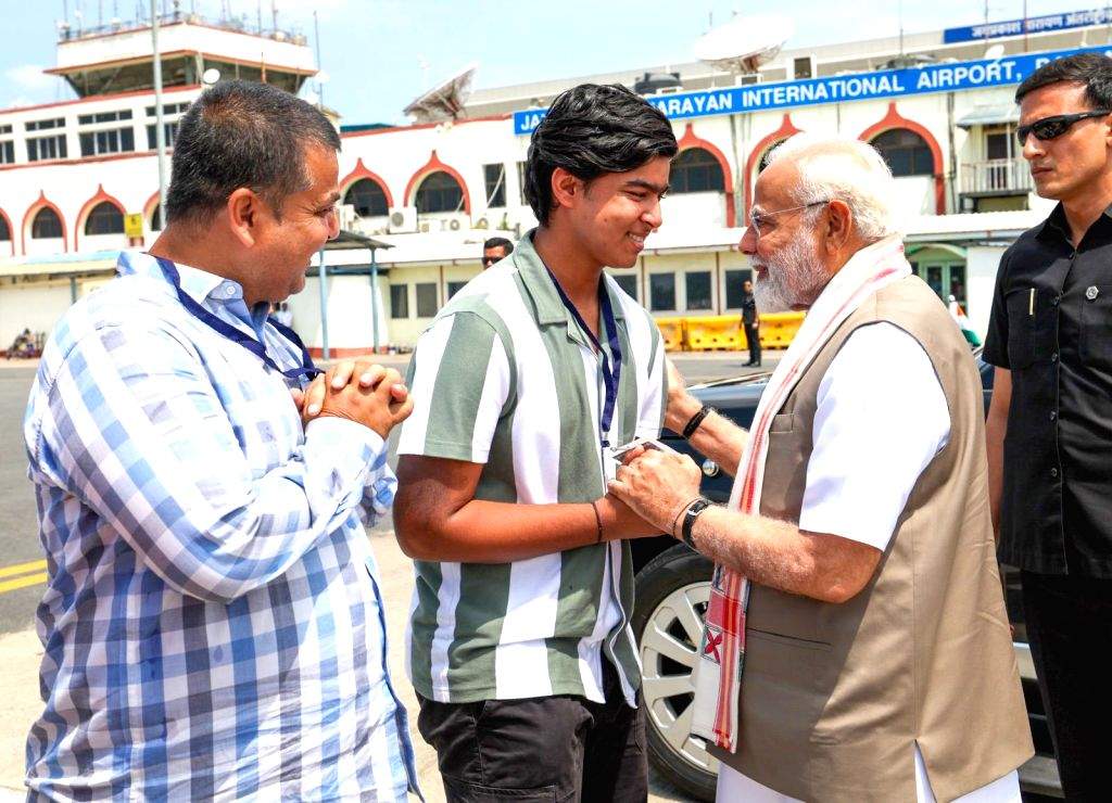 पीएम मोदी ने वैभव सूर्यवंशी और उनके परिवार से की मुलाकात, युवा सितारे ने पैर छूकर लिया आशीर्वाद