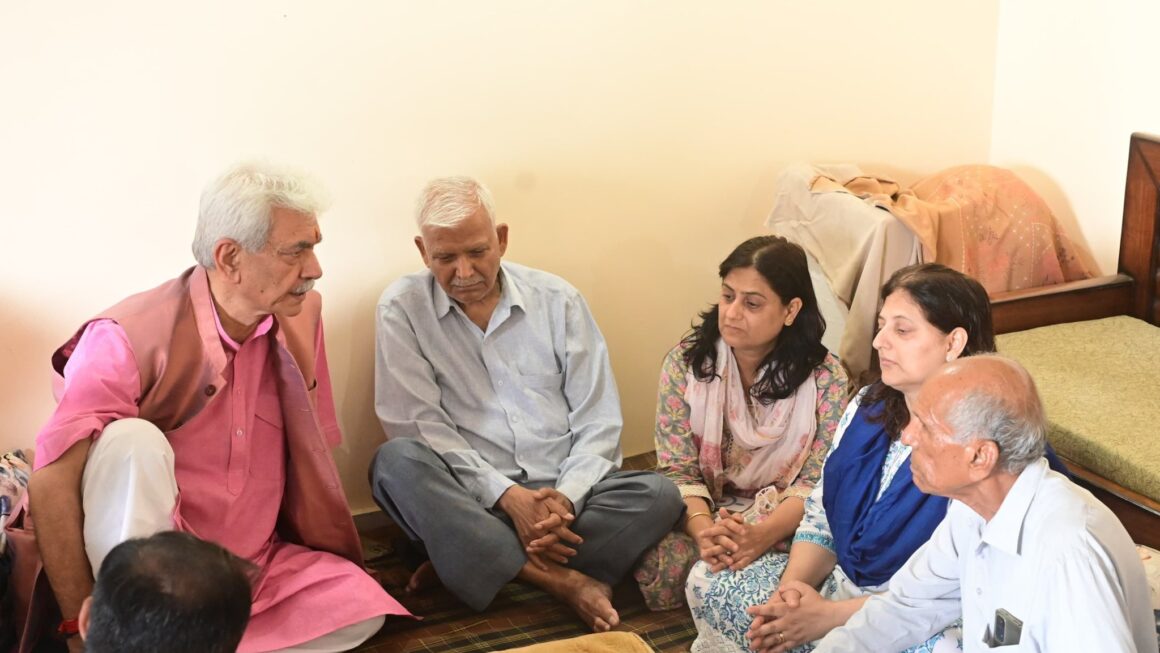 सिन्हा ने कुमार थापा के परिजनों से भेंट करके संवेदना जतायी