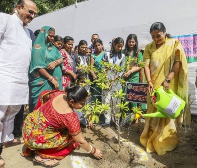 दिल्ली की मुख्यमंत्री रेखा गुप्ता ने सरकारी स्कूल में लगाया ‘सिंदूर’ का पौधा