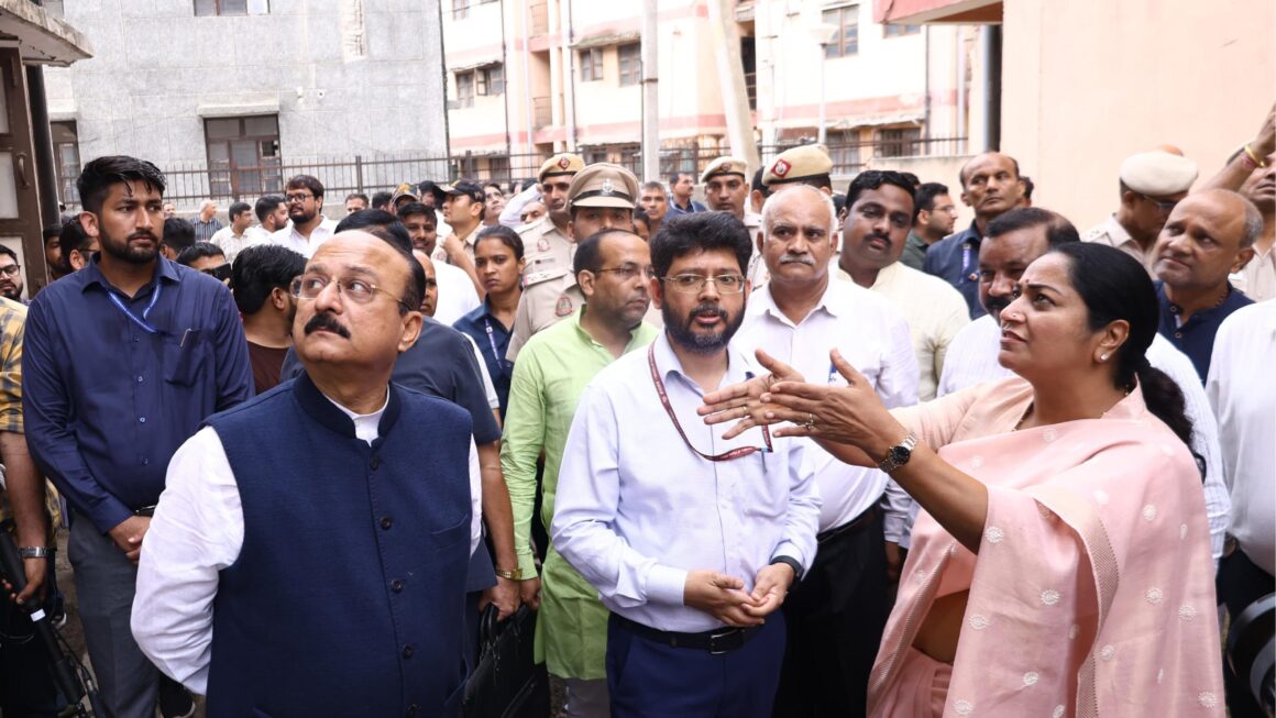 दिल्ली की सीएम रेखा गुप्ता ने सुल्तानपुरी में डीडीए फ्लैट साइट का निरीक्षण किया, पिछली सरकारों पर बरसीं