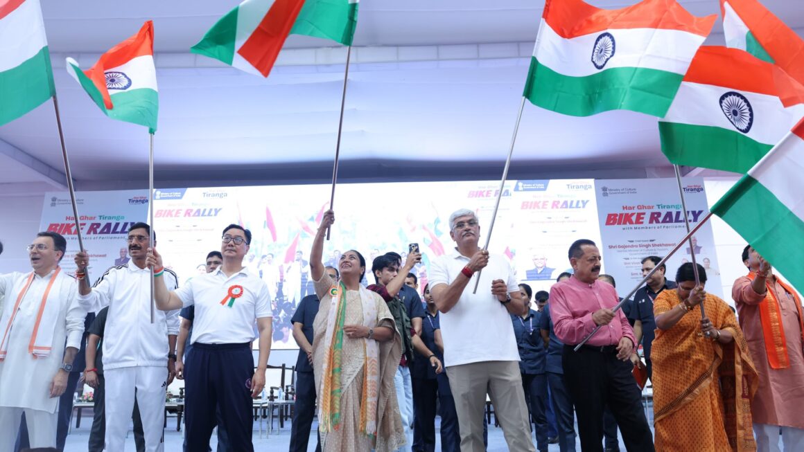 दिल्ली : सीएम रेखा गुप्ता ने स्वतंत्रता दिवस से पहले ‘हर घर तिरंगा’ बाइक रैली को हरी झंडी दिखाई