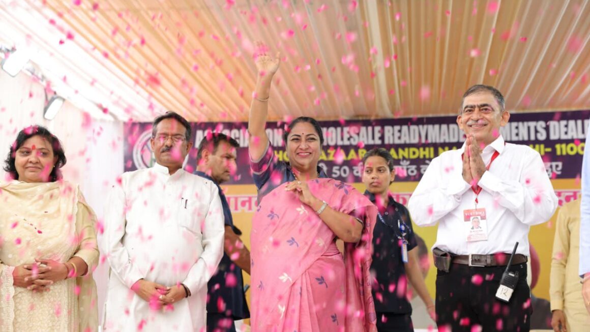 हमले के बाद पहली बार सार्वजनिक कार्यक्रम में पहुंचीं मुख्यमंत्री रेखा गुप्ता, गांधी नगर में किया ‘वस्त्रिका’ का उद्घाटन