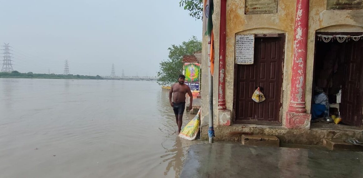 बाढ़ के मुहाने पर दिल्ली, तेजी से बढ़ रहा यमुना का जलस्तर; निगम बोध घाट के पास पहुंचा पानी